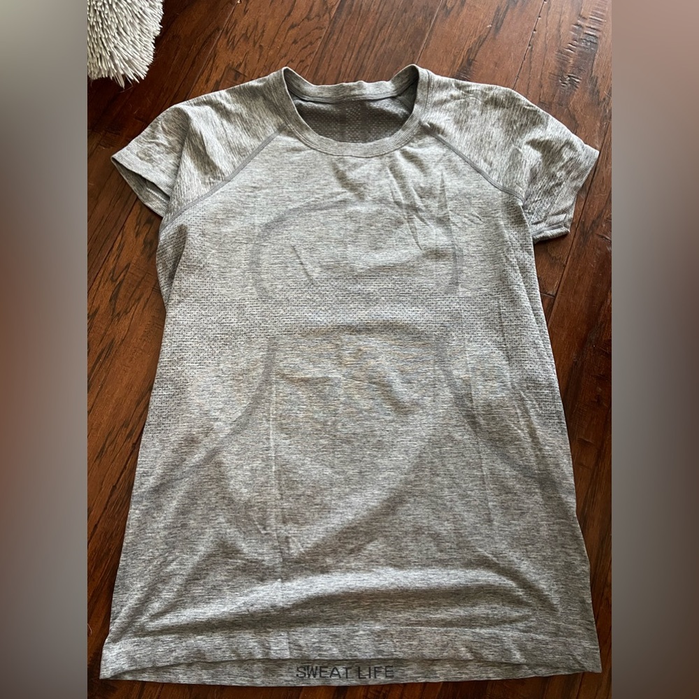 lululemon short sleeve shirt, unsure size but guessing 8-10